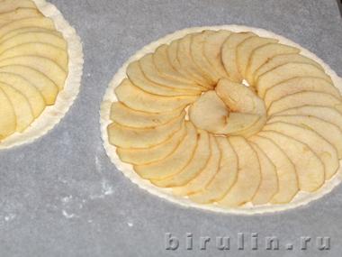 Яблочный пирог из слоеного теста. Фото 4.