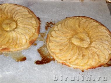 Яблочный пирог из слоеного теста. Фото 8.