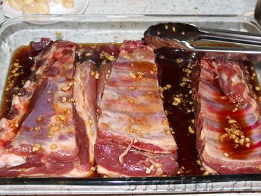 Запеченные в духовке свиные ребра с цитрусовым соусом. Фото 9