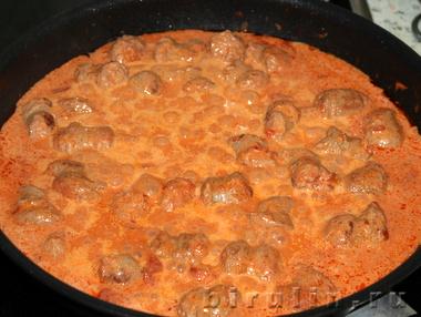 Макароны с колбасками в остром томатно-сливочном соусе. Фото 13